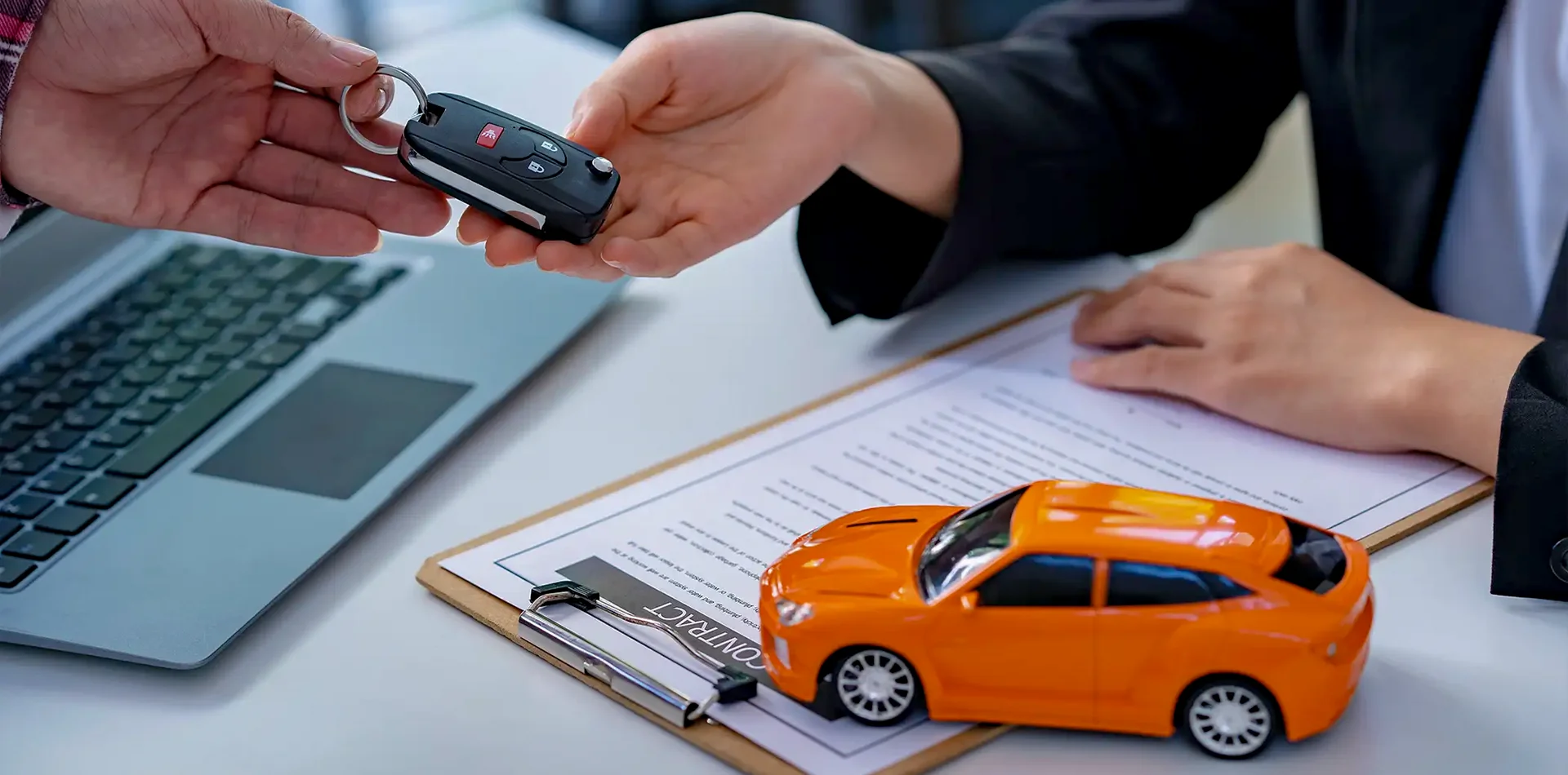 Fotografía de dos personas firmando un contrato de renting de coches