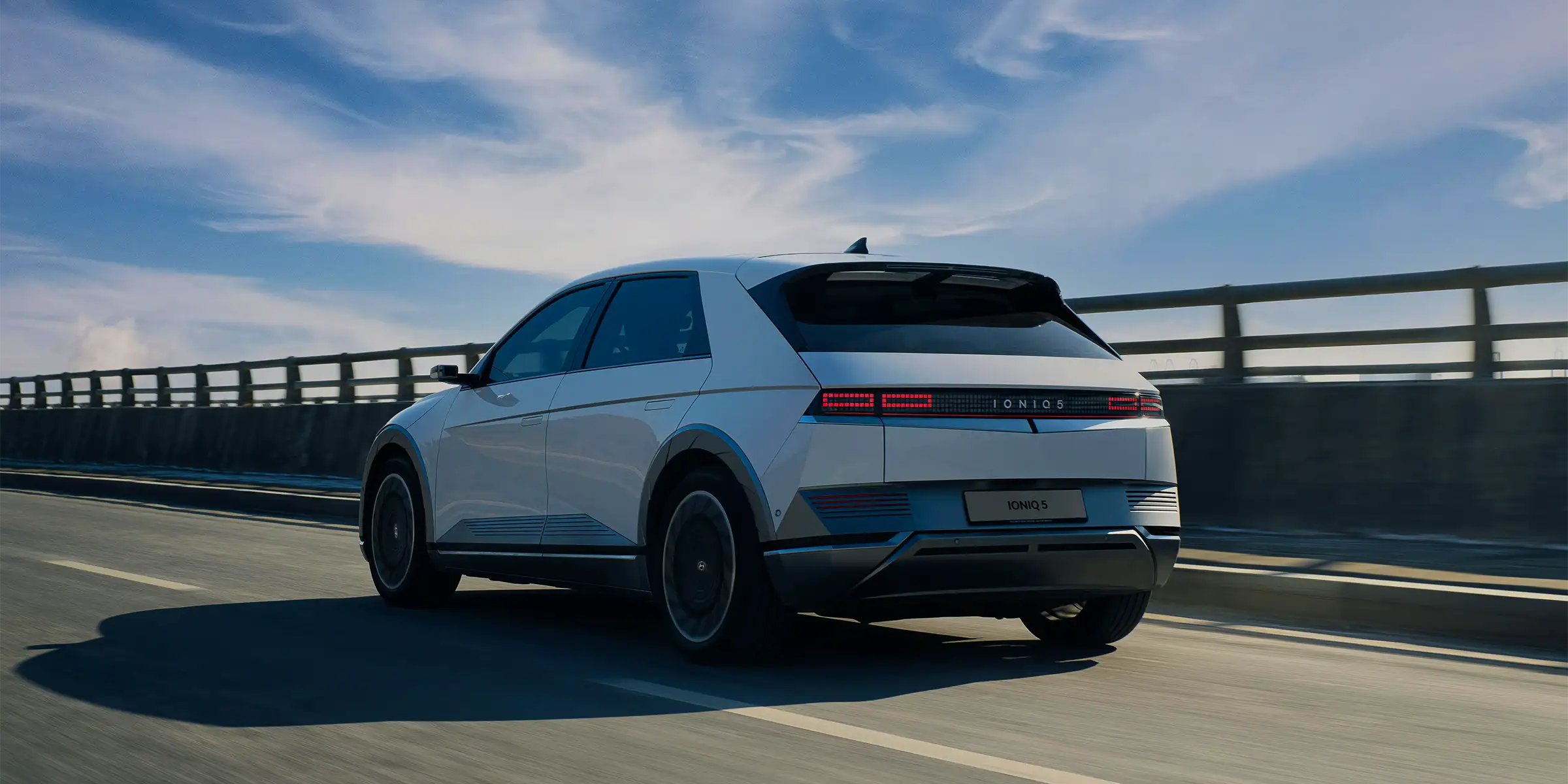 Hyundai IONIQ 5 por renting en una carretera