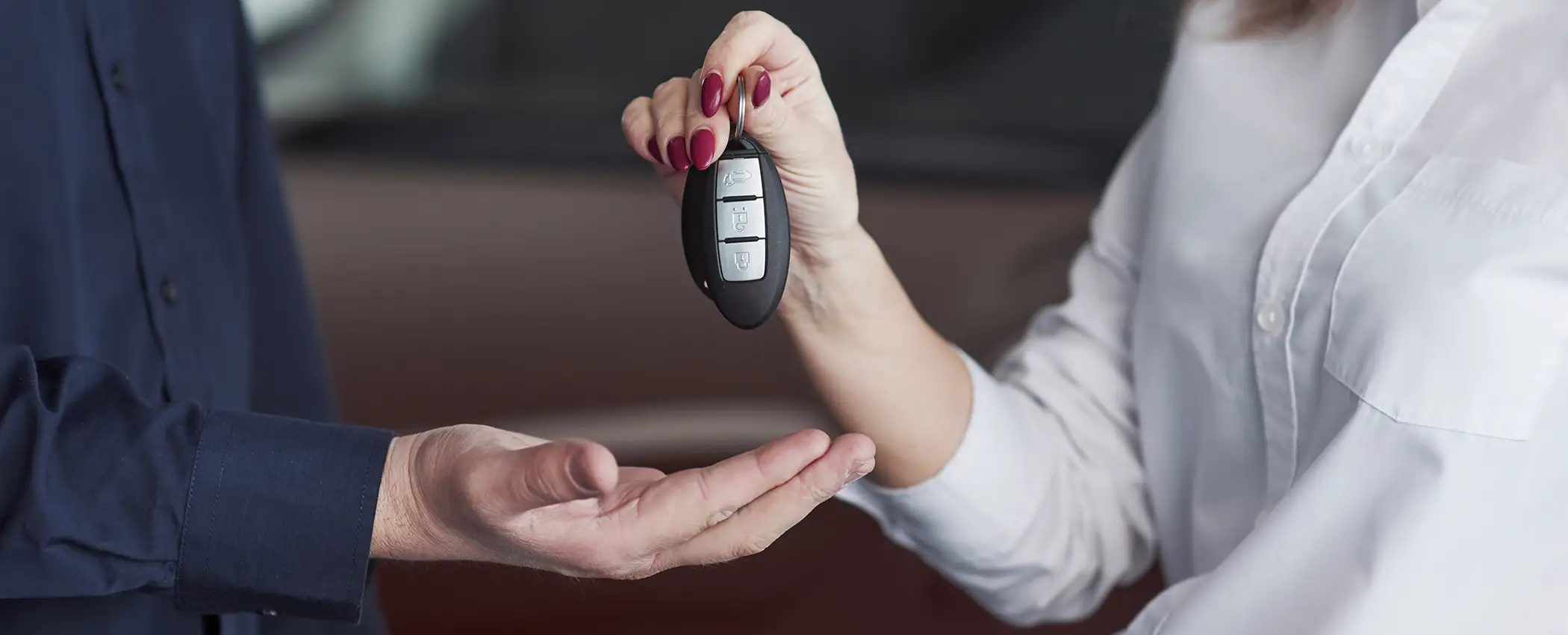 Una pareja compartiendo las llaves de un coche de renting