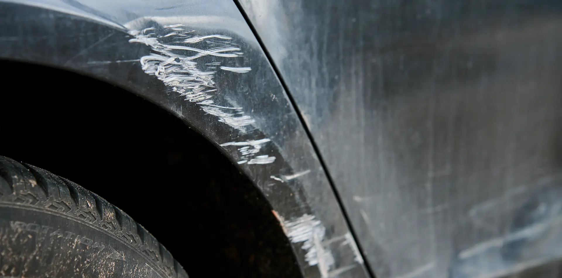Foto de un coche negro rayado