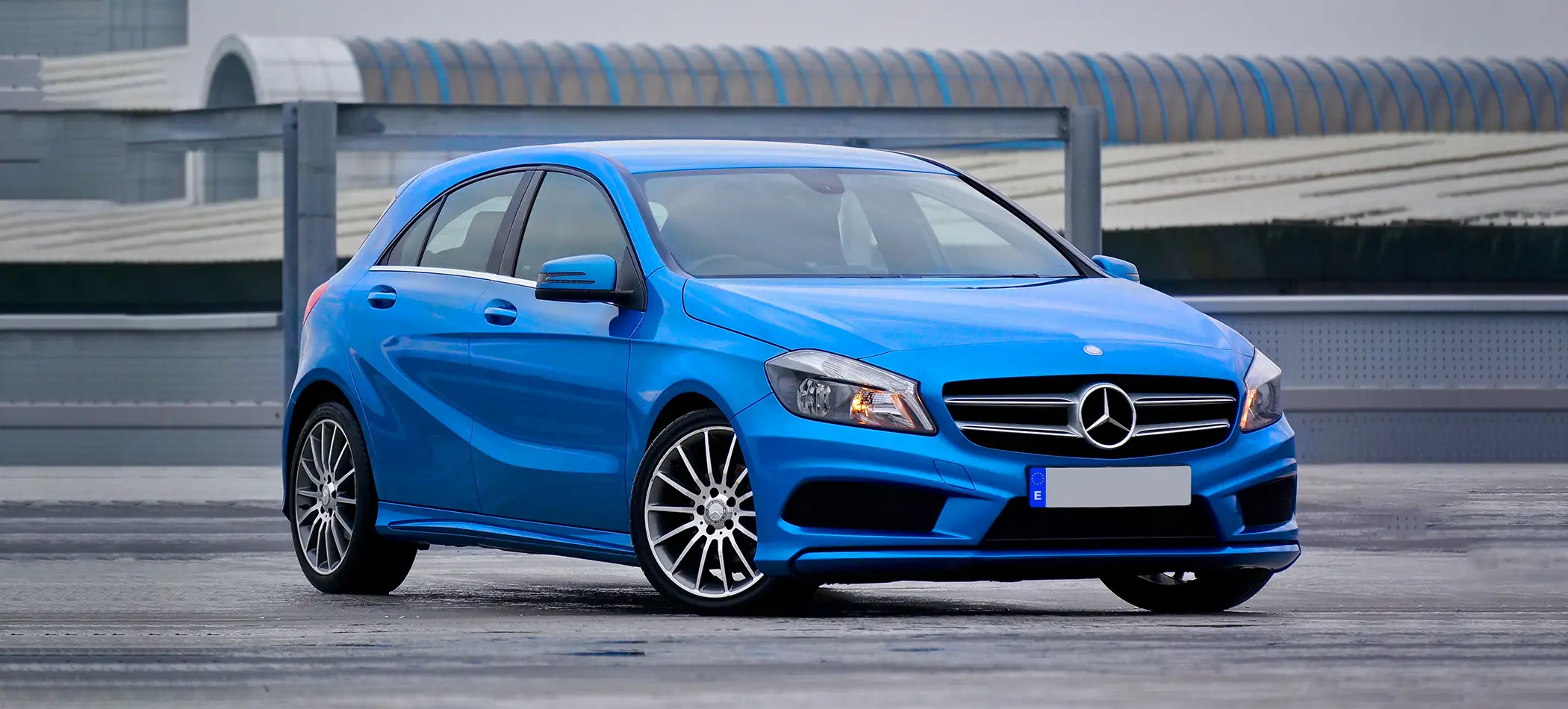 Foto de la matrícula de un coche azul en España